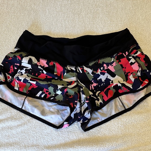 lululemon athletica Pants - Lululemon- Women's Camouflage Print Shorts size 6 ( please read below 👇🏻)